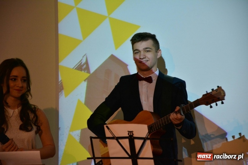 Zdjęcie w galerii na portalu naszraciborz.pl: Kasprowicz żegnał maturzystów na zamku wiadomości z regionu