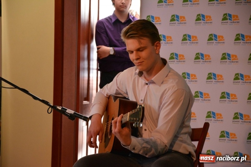 Zdjęcie w galerii na portalu naszraciborz.pl: Kasprowicz żegnał maturzystów na zamku wiadomości z regionu