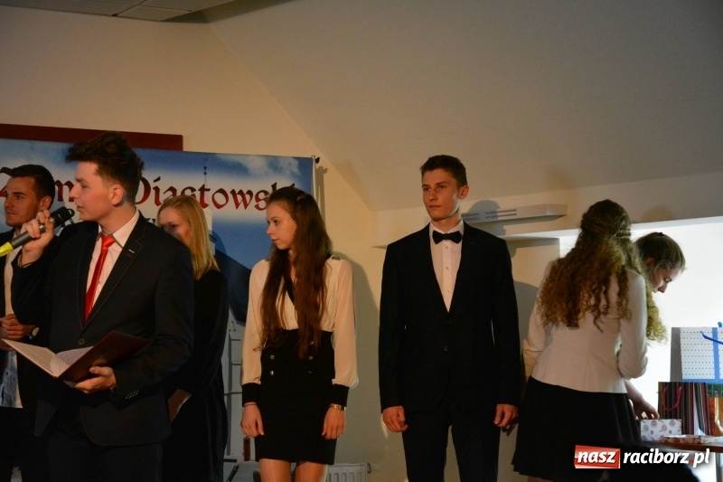 Zdjęcie w galerii na portalu naszraciborz.pl: Kasprowicz żegnał maturzystów na zamku wiadomości z regionu