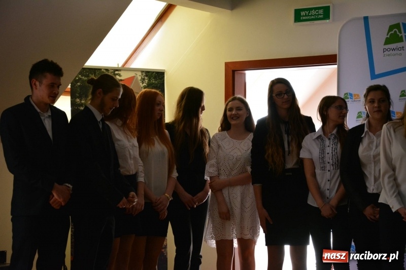 Zdjęcie w galerii na portalu naszraciborz.pl: Kasprowicz żegnał maturzystów na zamku wiadomości z regionu