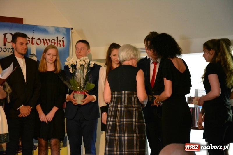 Zdjęcie w galerii na portalu naszraciborz.pl: Kasprowicz żegnał maturzystów na zamku wiadomości z regionu