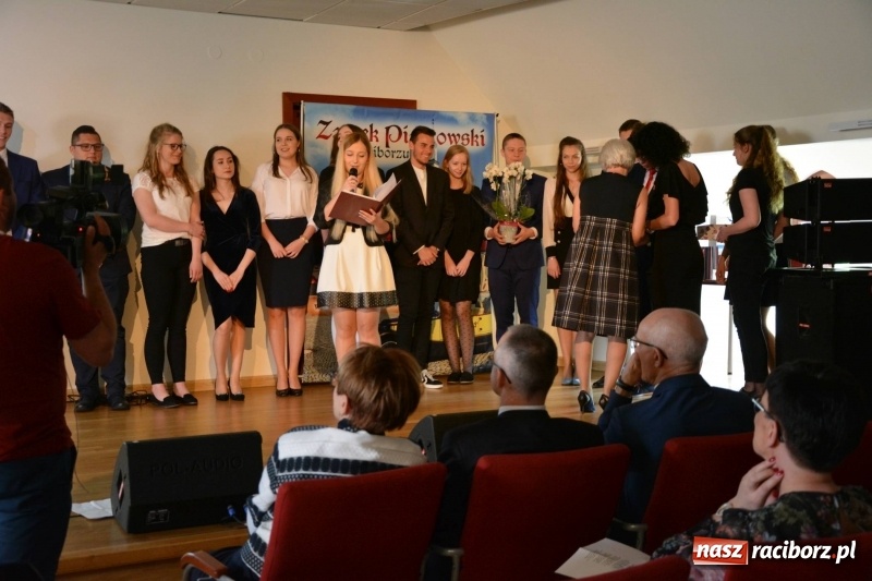 Zdjęcie w galerii na portalu naszraciborz.pl: Kasprowicz żegnał maturzystów na zamku wiadomości z regionu