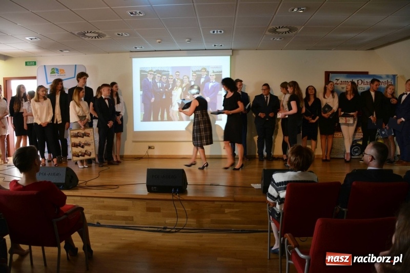 Zdjęcie w galerii na portalu naszraciborz.pl: Kasprowicz żegnał maturzystów na zamku wiadomości z regionu