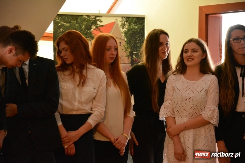 Zdjęcie w galerii na portalu naszraciborz.pl: Kasprowicz żegnał maturzystów na zamku wiadomości z regionu