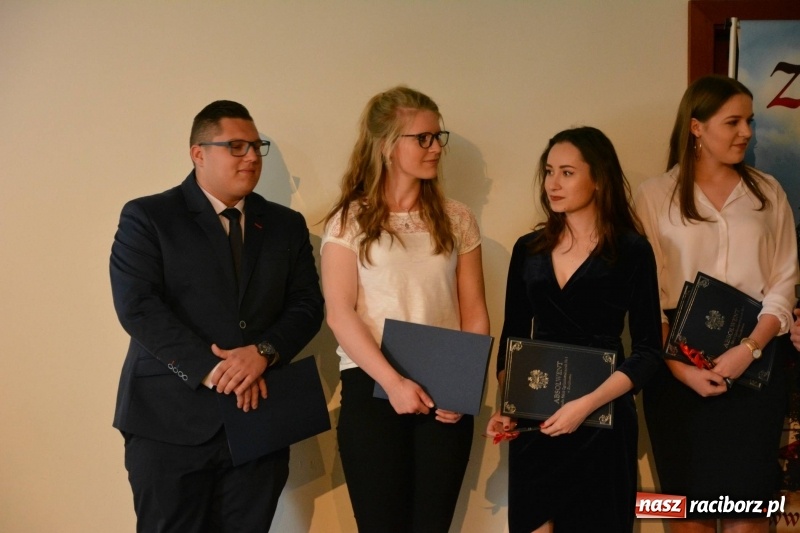 Zdjęcie w galerii na portalu naszraciborz.pl: Kasprowicz żegnał maturzystów na zamku wiadomości z regionu