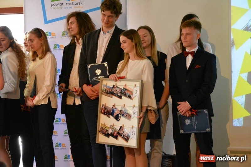 Zdjęcie w galerii na portalu naszraciborz.pl: Kasprowicz żegnał maturzystów na zamku wiadomości z regionu