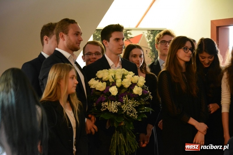 Zdjęcie w galerii na portalu naszraciborz.pl: Kasprowicz żegnał maturzystów na zamku wiadomości z regionu