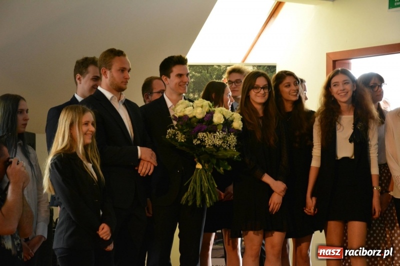 Zdjęcie w galerii na portalu naszraciborz.pl: Kasprowicz żegnał maturzystów na zamku wiadomości z regionu