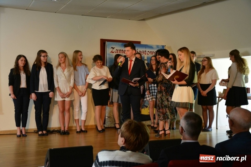 Zdjęcie w galerii na portalu naszraciborz.pl: Kasprowicz żegnał maturzystów na zamku wiadomości z regionu