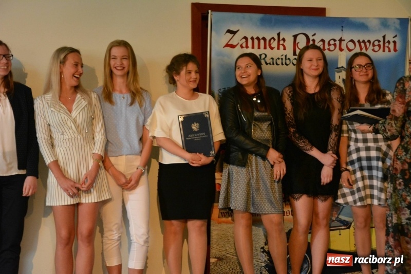 Zdjęcie w galerii na portalu naszraciborz.pl: Kasprowicz żegnał maturzystów na zamku wiadomości z regionu