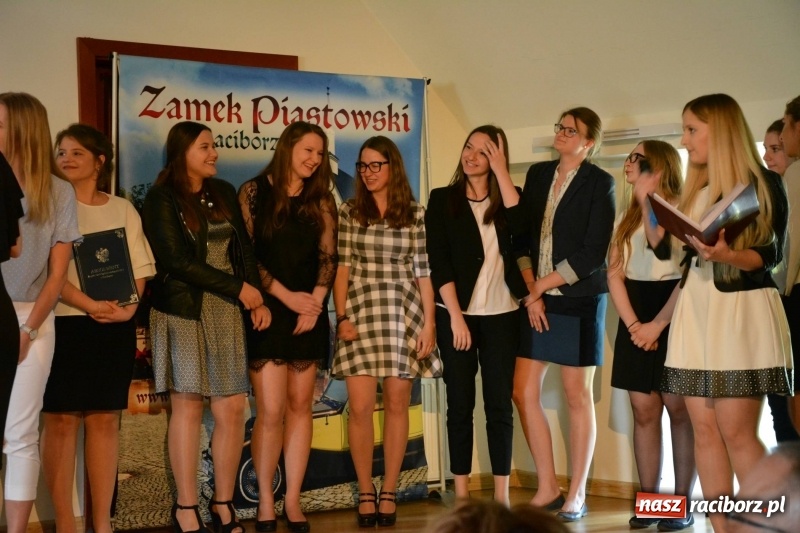 Zdjęcie w galerii na portalu naszraciborz.pl: Kasprowicz żegnał maturzystów na zamku wiadomości z regionu