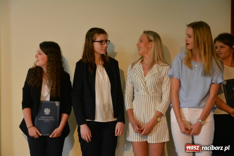 Zdjęcie w galerii na portalu naszraciborz.pl: Kasprowicz żegnał maturzystów na zamku wiadomości z regionu