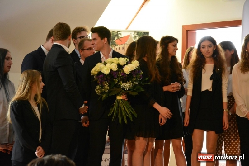 Zdjęcie w galerii na portalu naszraciborz.pl: Kasprowicz żegnał maturzystów na zamku wiadomości z regionu