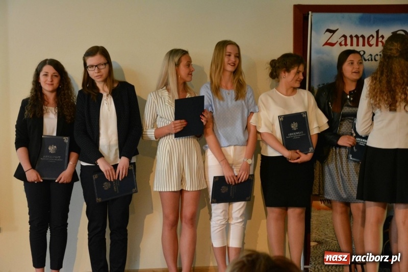 Zdjęcie w galerii na portalu naszraciborz.pl: Kasprowicz żegnał maturzystów na zamku wiadomości z regionu