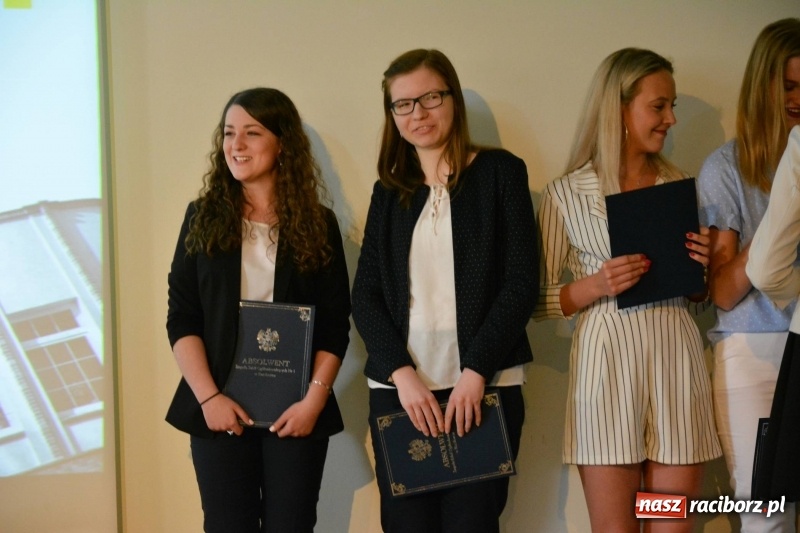 Zdjęcie w galerii na portalu naszraciborz.pl: Kasprowicz żegnał maturzystów na zamku wiadomości z regionu