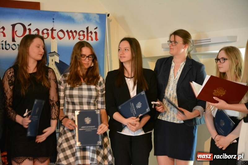 Zdjęcie w galerii na portalu naszraciborz.pl: Kasprowicz żegnał maturzystów na zamku wiadomości z regionu