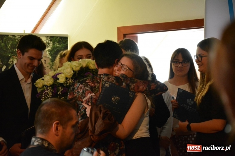 Zdjęcie w galerii na portalu naszraciborz.pl: Kasprowicz żegnał maturzystów na zamku wiadomości z regionu