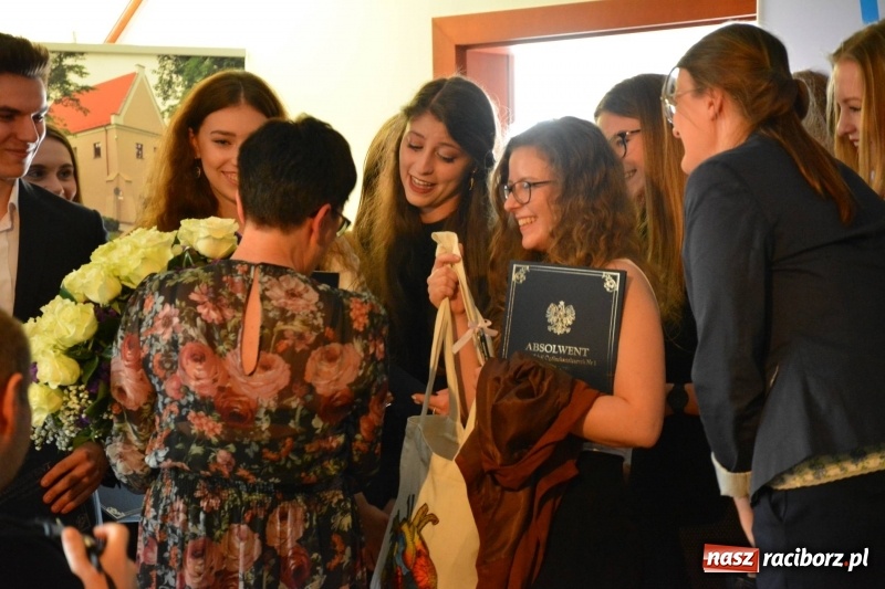 Zdjęcie w galerii na portalu naszraciborz.pl: Kasprowicz żegnał maturzystów na zamku wiadomości z regionu