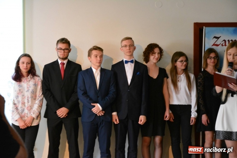 Zdjęcie w galerii na portalu naszraciborz.pl: Kasprowicz żegnał maturzystów na zamku wiadomości z regionu