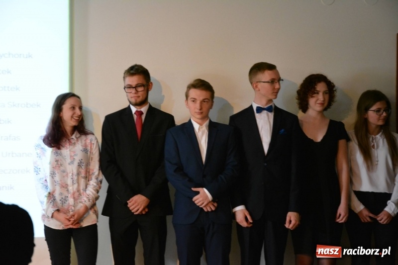 Zdjęcie w galerii na portalu naszraciborz.pl: Kasprowicz żegnał maturzystów na zamku wiadomości z regionu