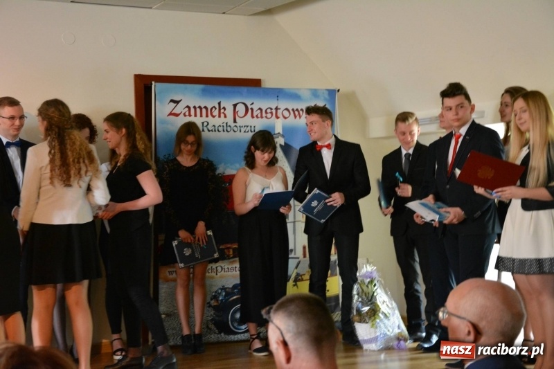 Zdjęcie w galerii na portalu naszraciborz.pl: Kasprowicz żegnał maturzystów na zamku wiadomości z regionu