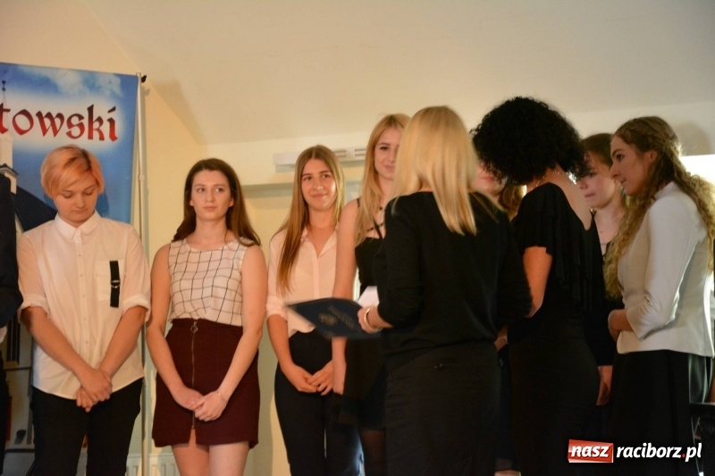 Zdjęcie w galerii na portalu naszraciborz.pl: Kasprowicz żegnał maturzystów na zamku wiadomości z regionu