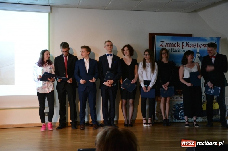 Zdjęcie w galerii na portalu naszraciborz.pl: Kasprowicz żegnał maturzystów na zamku wiadomości z regionu