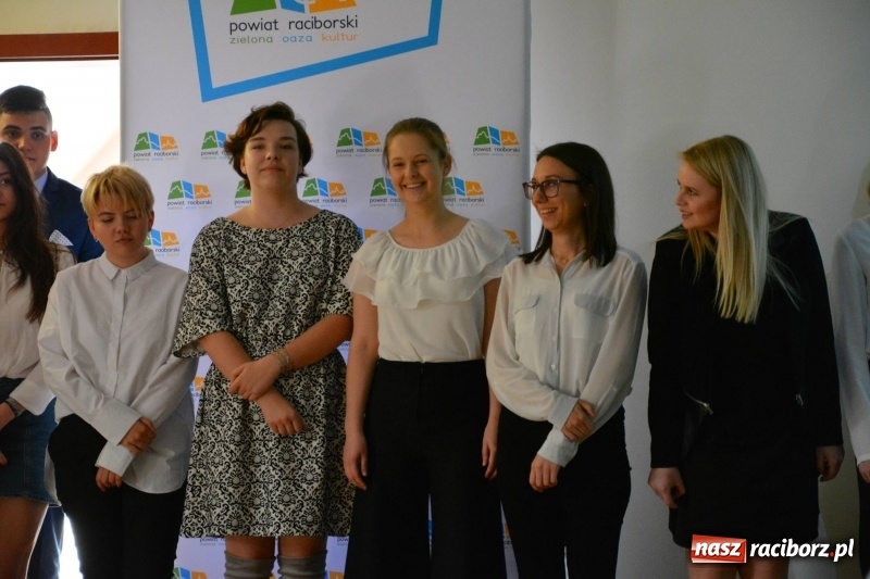 Zdjęcie w galerii na portalu naszraciborz.pl: Kasprowicz żegnał maturzystów na zamku wiadomości z regionu