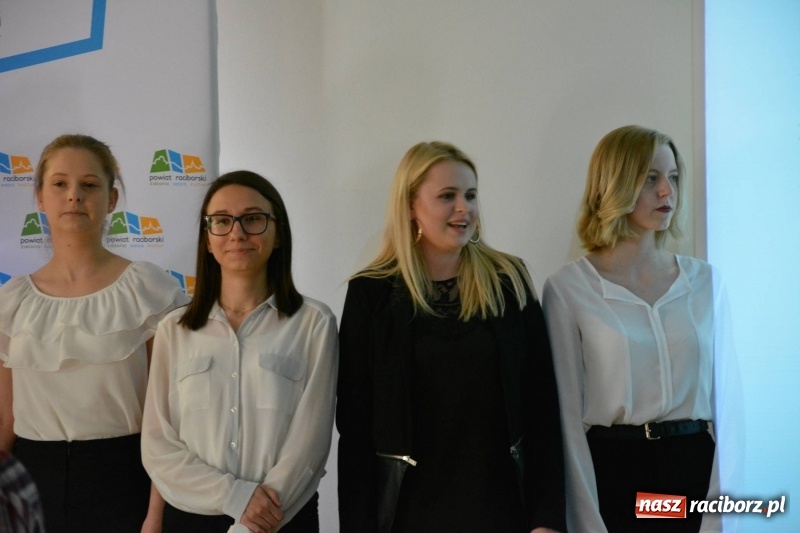 Zdjęcie w galerii na portalu naszraciborz.pl: Kasprowicz żegnał maturzystów na zamku wiadomości z regionu