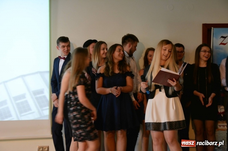 Zdjęcie w galerii na portalu naszraciborz.pl: Kasprowicz żegnał maturzystów na zamku wiadomości z regionu