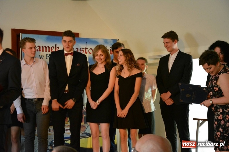 Zdjęcie w galerii na portalu naszraciborz.pl: Kasprowicz żegnał maturzystów na zamku wiadomości z regionu