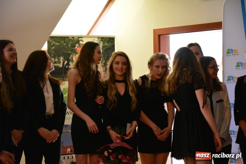 Zdjęcie w galerii na portalu naszraciborz.pl: Kasprowicz żegnał maturzystów na zamku wiadomości z regionu