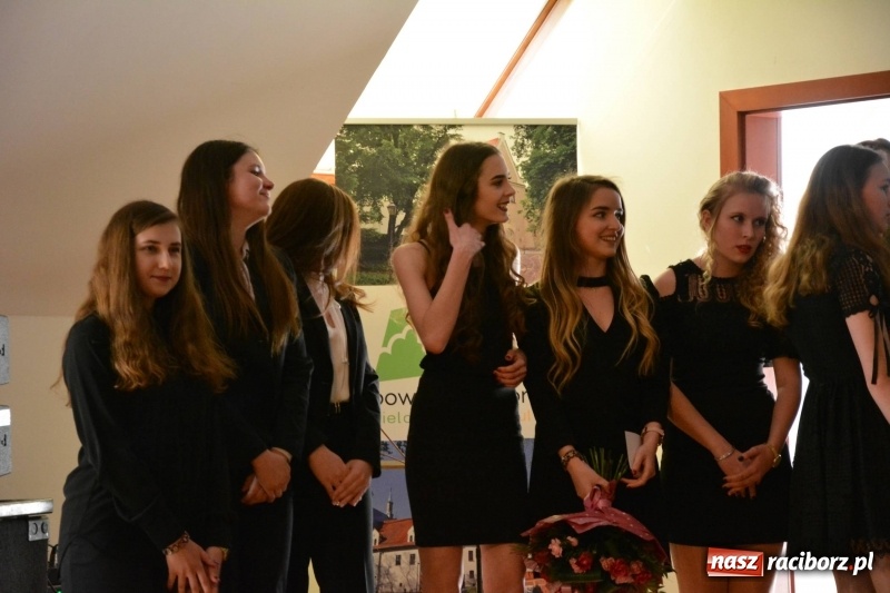 Zdjęcie w galerii na portalu naszraciborz.pl: Kasprowicz żegnał maturzystów na zamku wiadomości z regionu