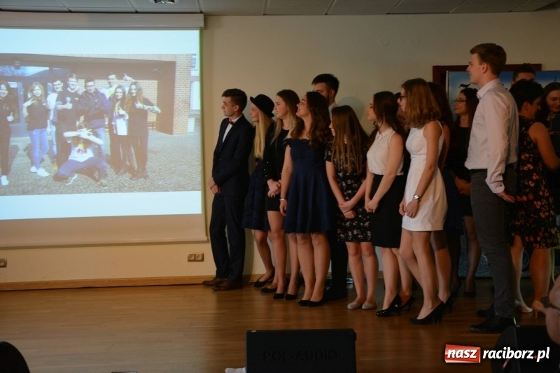 Zdjęcie w galerii na portalu naszraciborz.pl: Kasprowicz żegnał maturzystów na zamku wiadomości z regionu