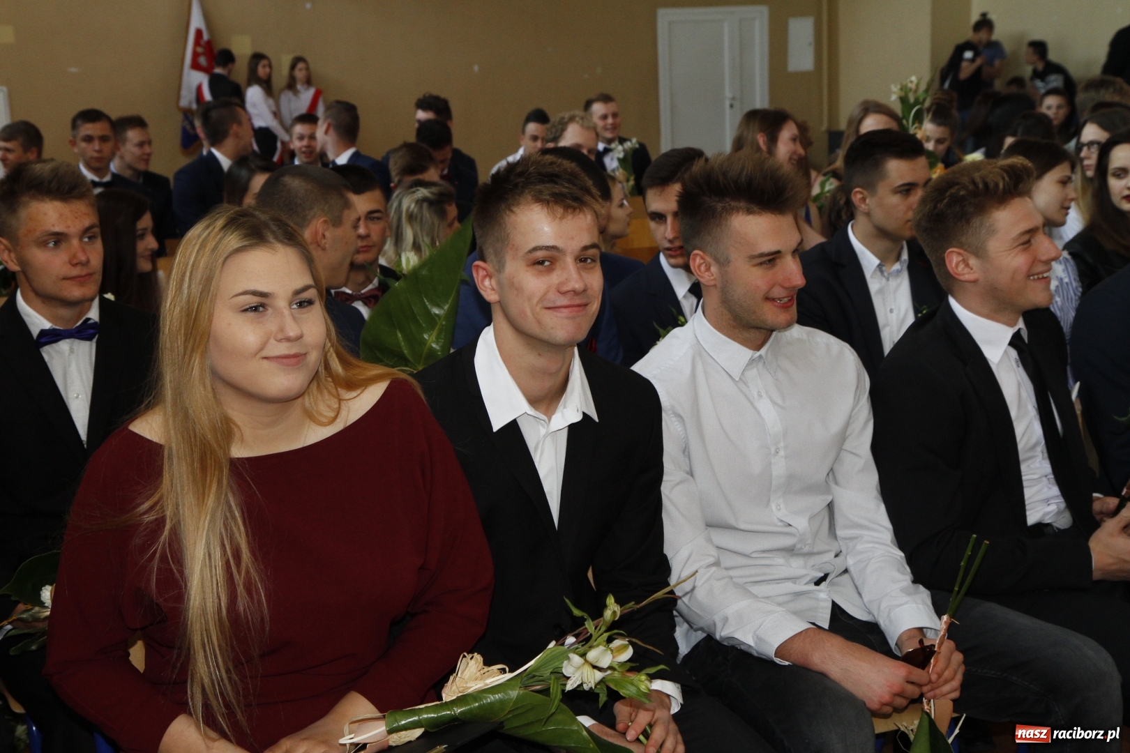 Zdjęcie w galerii na portalu naszraciborz.pl: Sportowcy i mundurowi gotowi do matury. Pożegnanie absolwentów ZSOMS  wiadomości z regionu