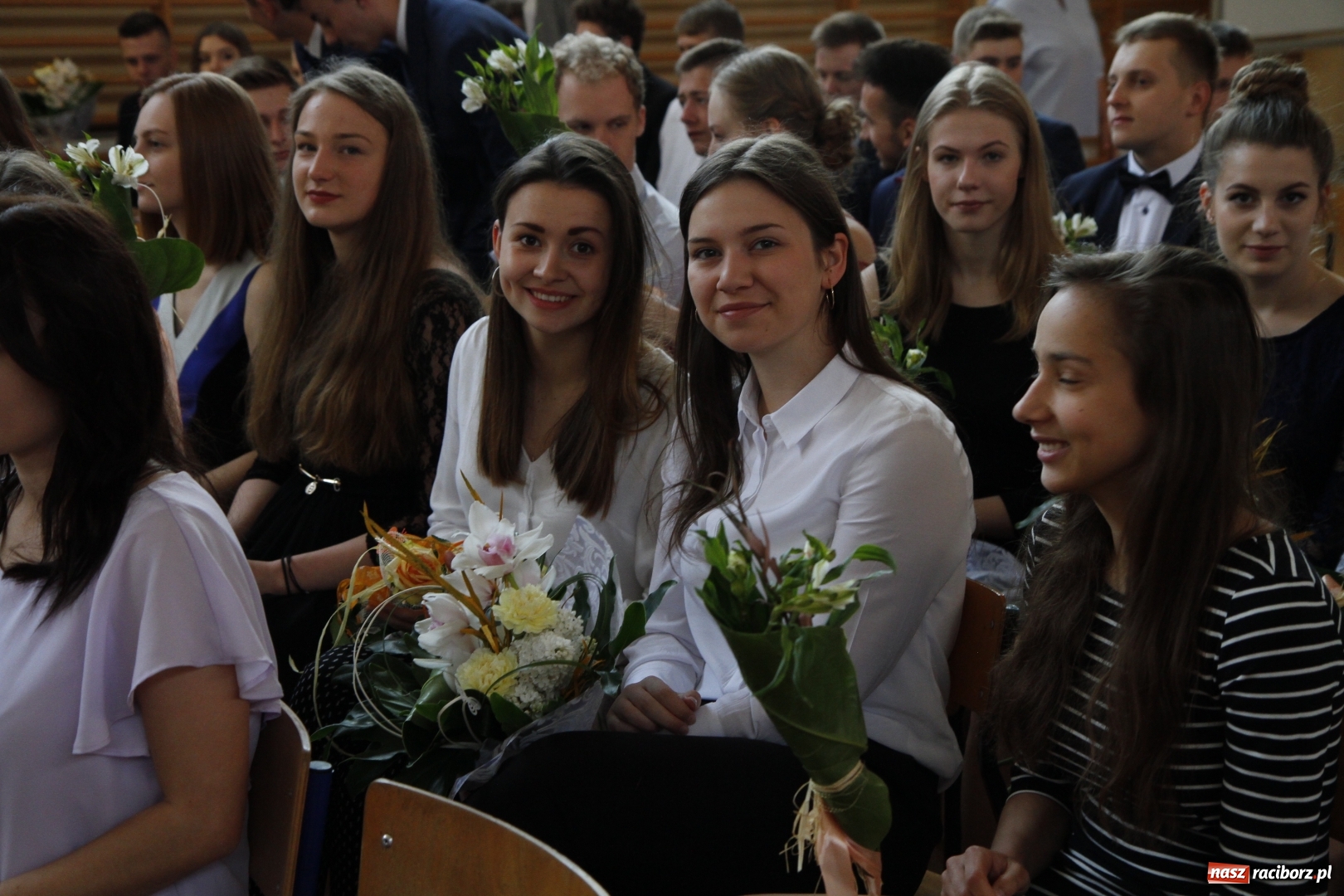 Zdjęcie w galerii na portalu naszraciborz.pl: Sportowcy i mundurowi gotowi do matury. Pożegnanie absolwentów ZSOMS  wiadomości z regionu