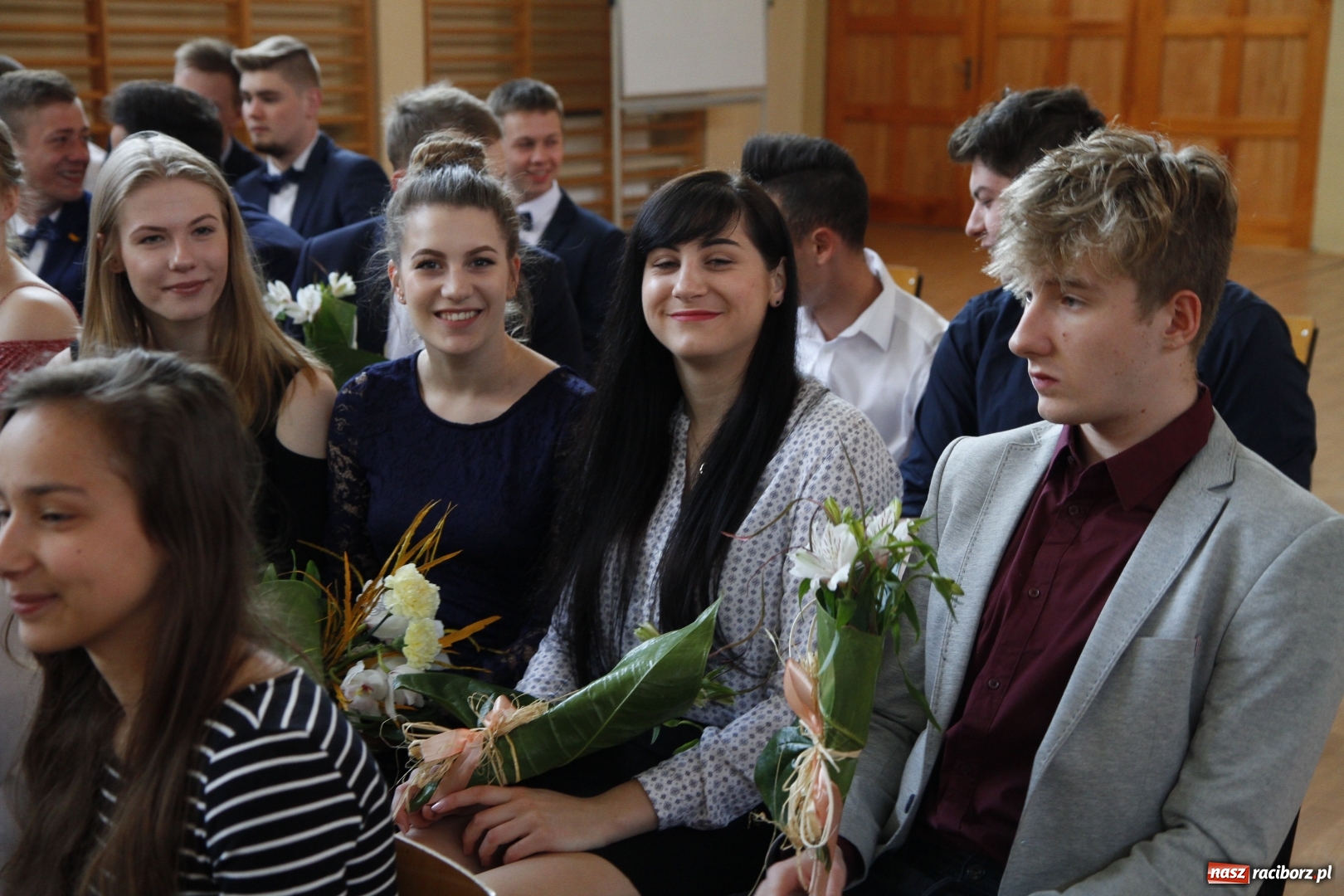 Zdjęcie w galerii na portalu naszraciborz.pl: Sportowcy i mundurowi gotowi do matury. Pożegnanie absolwentów ZSOMS  wiadomości z regionu