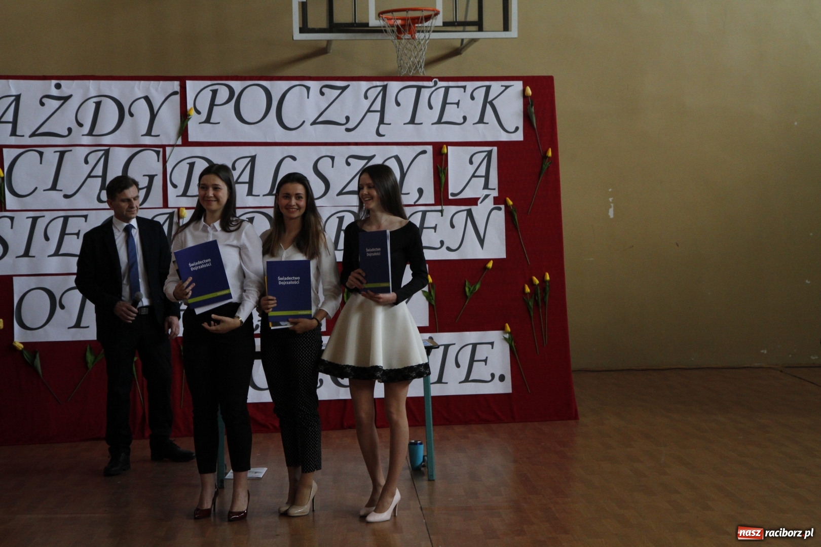 Zdjęcie w galerii na portalu naszraciborz.pl: Sportowcy i mundurowi gotowi do matury. Pożegnanie absolwentów ZSOMS  wiadomości z regionu