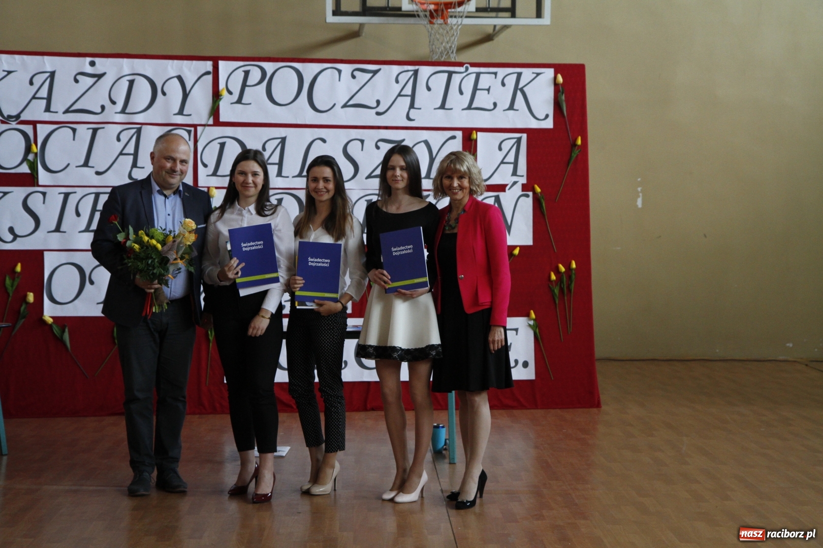 Zdjęcie w galerii na portalu naszraciborz.pl: Sportowcy i mundurowi gotowi do matury. Pożegnanie absolwentów ZSOMS  wiadomości z regionu