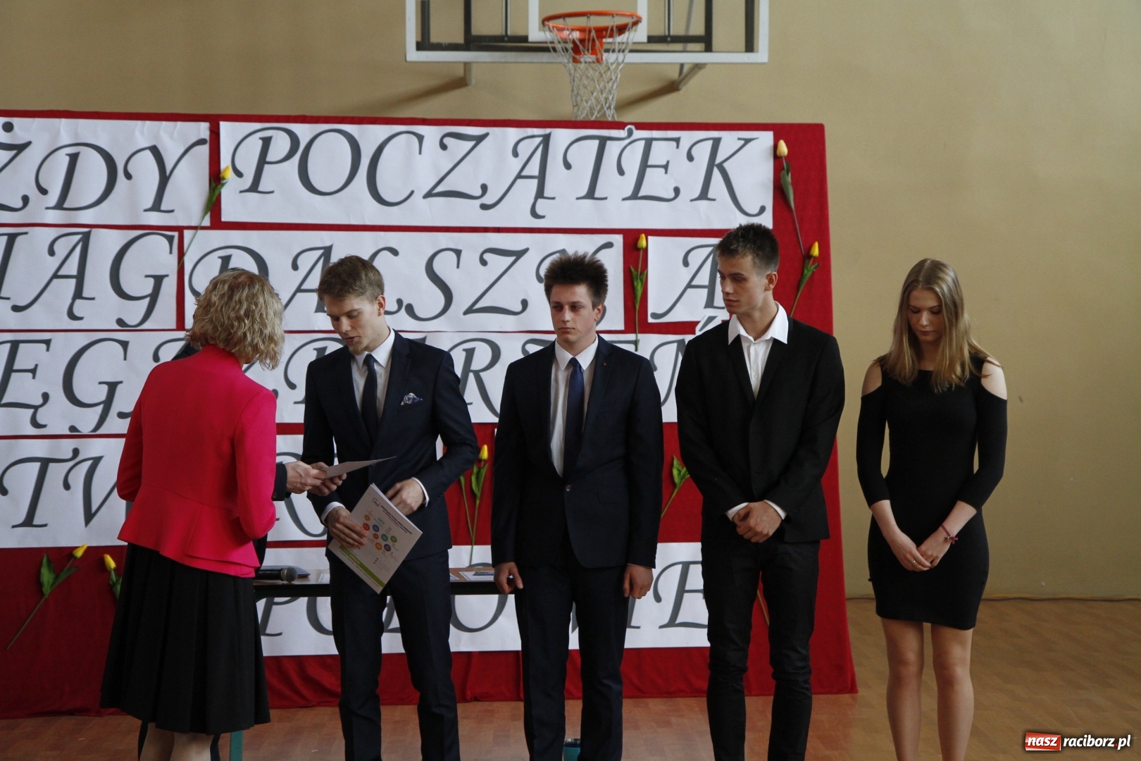 Zdjęcie w galerii na portalu naszraciborz.pl: Sportowcy i mundurowi gotowi do matury. Pożegnanie absolwentów ZSOMS  wiadomości z regionu