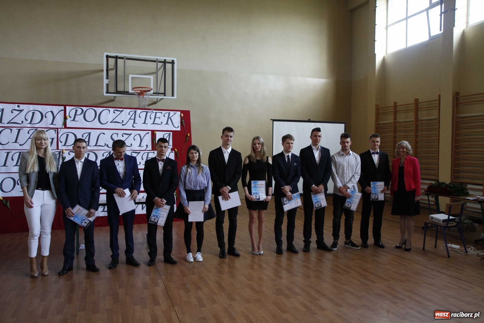 Zdjęcie w galerii na portalu naszraciborz.pl: Sportowcy i mundurowi gotowi do matury. Pożegnanie absolwentów ZSOMS  wiadomości z regionu