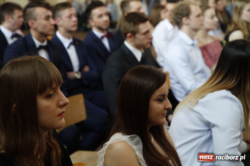 Zdjęcie w galerii na portalu naszraciborz.pl: Sportowcy i mundurowi gotowi do matury. Pożegnanie absolwentów ZSOMS  wiadomości z regionu
