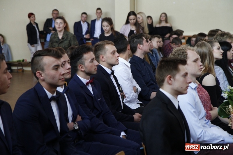 Zdjęcie w galerii na portalu naszraciborz.pl: Sportowcy i mundurowi gotowi do matury. Pożegnanie absolwentów ZSOMS  wiadomości z regionu