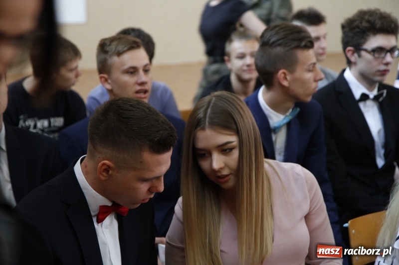 Zdjęcie w galerii na portalu naszraciborz.pl: Sportowcy i mundurowi gotowi do matury. Pożegnanie absolwentów ZSOMS  wiadomości z regionu