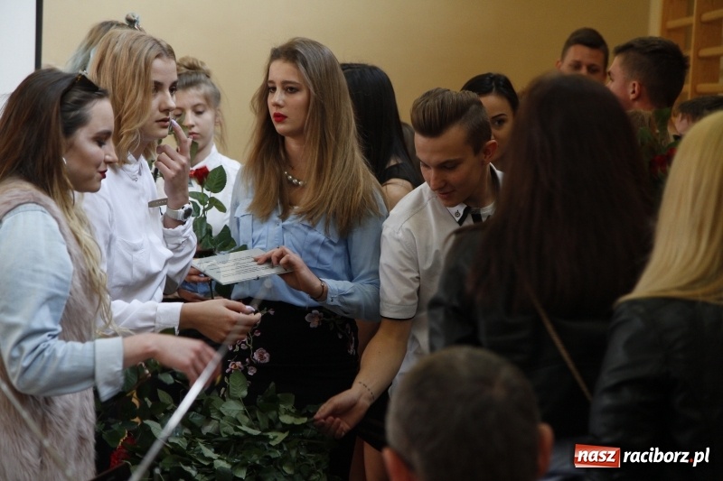 Zdjęcie w galerii na portalu naszraciborz.pl: Sportowcy i mundurowi gotowi do matury. Pożegnanie absolwentów ZSOMS  wiadomości z regionu