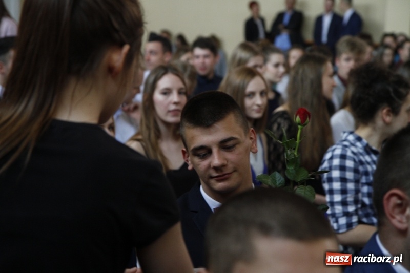 Zdjęcie w galerii na portalu naszraciborz.pl: Sportowcy i mundurowi gotowi do matury. Pożegnanie absolwentów ZSOMS  wiadomości z regionu