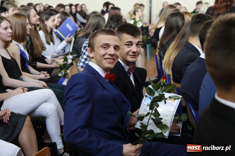 Zdjęcie w galerii na portalu naszraciborz.pl: Sportowcy i mundurowi gotowi do matury. Pożegnanie absolwentów ZSOMS  wiadomości z regionu