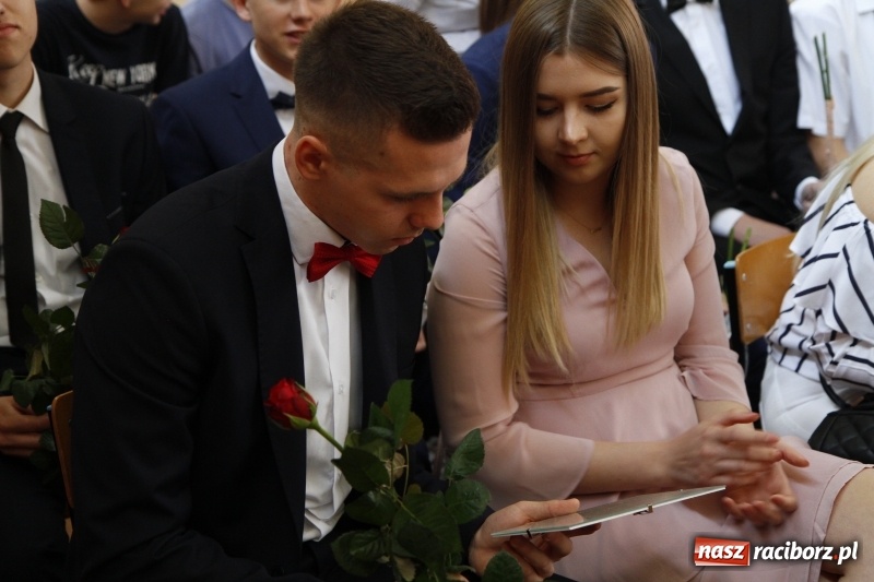 Zdjęcie w galerii na portalu naszraciborz.pl: Sportowcy i mundurowi gotowi do matury. Pożegnanie absolwentów ZSOMS  wiadomości z regionu