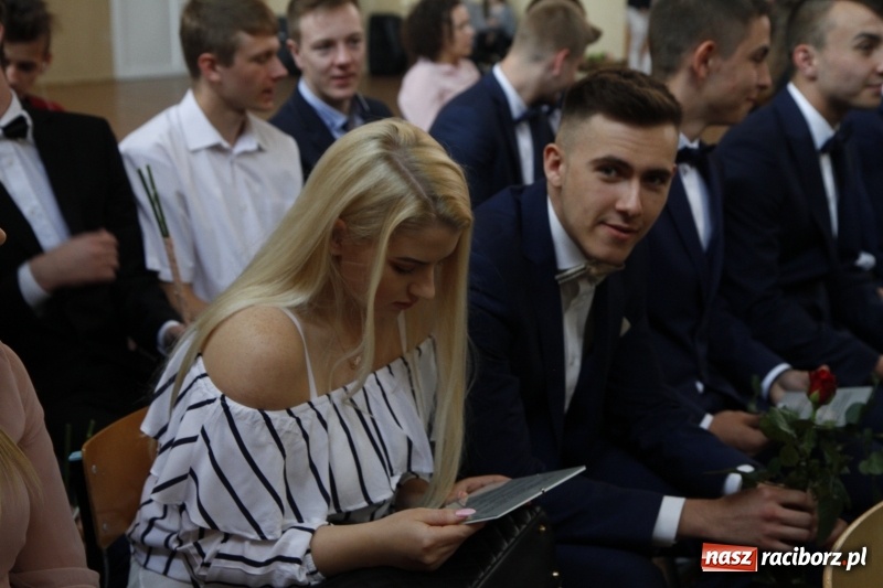 Zdjęcie w galerii na portalu naszraciborz.pl: Sportowcy i mundurowi gotowi do matury. Pożegnanie absolwentów ZSOMS  wiadomości z regionu
