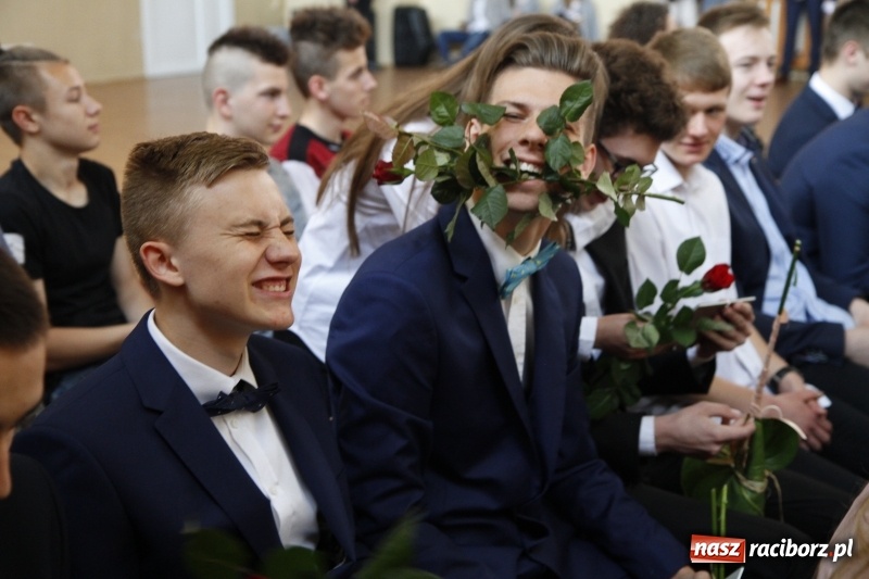Zdjęcie w galerii na portalu naszraciborz.pl: Sportowcy i mundurowi gotowi do matury. Pożegnanie absolwentów ZSOMS  wiadomości z regionu
